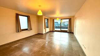 Dit stijlvolle duplex appartement bevindt zich op de eerste en tweede verdieping biedt alles wat u nodig heeft!De eerste verdieping omvat een...