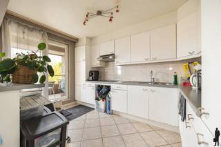 In deze kleinschalige residentie bevindt zich dit verhuurde appartement op de tweede verdieping. Het appartement is ideaal als investering of voor starters en geniet van een praktische indeling met veel lichtinval.<br /><br />Indeling: <br />Inkomhal<br />Lichtrijke woonkamer met eetplaats<br />Moderne, praktische keuken<br />Drie volwaardige slaapkamers<br />Badkamer met bad<br />Zonnig terras<br /><br /><br />Algemeen: <br />Verhuurd appartement (interessant rendement)<br />Kleinschalige residentie<br />EPC C<br />Mogelijkheid tot aankoop garage (€20.000) <br />Goede en centrale ligging<br /><br />Op zoek naar een instapklaar en ruim appartement met interessante investeringsmogelijkheden en garage-optie? Gevonden!