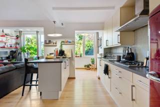 Bent u op zoek naar een gezellig appartement met tuin en garage in een rustige buurt van Deurne? Dan is dit instapklare appartement zeker een opportuniteit om te ontdekken.<br /><br />De woning ligt vlakbij winkels, openbaar vervoer en diverse voorzieningen, wat het ideaal maakt voor wie comfortabele bereikbaarheid wil combineren met een aangename woonomgeving. <br /><br />Bij binnenkomst in dit sfeervolle appartement betreedt u de lichte en gezellige leefruimte, waar grote ramen zorgen voor veel natuurlijk licht. De open indeling biedt voldoende ruimte om een comfortabele zithoek en een eethoek te creëren. Vanuit de woonkamer heeft u direct toegang tot de mooie tuin, perfect om buiten te ontspannen en te genieten van rustige momenten.<br /><br />De goed ingerichte keuken grenst aan de leefruimte en is voorzien van alle nodige apparatuur voor dagelijks gemak. Via een korte hal bereikt u de slaapkamer, die ruim genoeg is voor een tweepersoonsbed en een garderobekast. De badkamer, gelegen naast de slaapkamer, is netjes afgewerkt en beschikt over een moderne wastafel, een douche en een toilet. Er is ook nog een kleine berging aanwezig. <br /><br />Naast het appartement geniet u van een fijne tuin waar u volop van het buitenleven kunt genieten. De aanwezige garage + oprit biedt bovendien een handige en veilige parkeerplek. Tot slot biedt de inpandige garage niet alleen een veilige parkeerplaats, maar ook extra bergruimte.<br /><br />Dit appartement is de perfecte keuze voor wie een rustig, praktisch en betaalbaar woonaanbod zoekt in Deurne.<br /><br />Pluspunten: <br />+ Fijne tuin <br />+ Inpandige garage met oprit<br />+ Praktische indeling met 1 slaapkamer en 1 badkamer <br />+ Centrale ligging dichtbij voorzieningen en openbaar vervoer <br />+ Instapklaar, goed onderhouden <br /><br />Interesse? Neem contact met ons op via 03 337 50 70 of info@vbvastgoed.be.