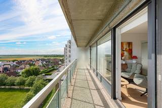 Dit lichtrijk volledig bemeubeld appartement is gelegen op de 7de verdieping en heeft prachtig open zichten.<br /><br />Indeling:<br />Inkomhal met vestiaireruimte, volledig ingerichte open keuken, leefruimte uitgevend op het terras, aparte slaapkamer, badkamer met doucheen lavabo, apart toilet.<br />Groot terras met magnifieke zichten over Knokke en het hinterland.<br /><br />Het complex is goed en rustig gelegen op wandelafstand van de Zeedijk, winkels en openbaar vervoer.<br />Het domein beschikt over volgende faciliteiten:<br />binnenzwembad, volleybalveld, strand, meer....<br /><br />Info of bezoek: Andries De Leyn 0472/53.66.09
