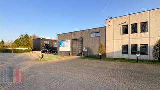SME unit of 250 m² with a fitted office space of 60 m² in a prime location!<br /><br />The storage area, with a clear height of 6 m, is accessible via an automatic sectional door (3 m W x 4 m H) and has a separate access door. The unit is fully insulated, equipped with gas-fired central heating (air heaters), and features a polyconcrete floor with a load capacity of 3 T/m². The warehouse is also fitted with LED lighting and a skylight with smoke hatch.<br /><br />The office spaces are located on the first floor and are equipped with modern techniques such as TL/LED lighting, ventilation systems, a heat pump, and air conditioning that provides both heating and cooling. Heating is also ensured by a recent gas boiler.<br /><br />The property is located in the high-quality Sphere Business Park in Zellik. It enjoys an excellent location along the busy Pontbeeklaan (N9), with direct and easy access to the R0 ring road and the E19, E40 and A12 motorways. The building also offers 4 private parking spaces, providing extra comfort and easy accessibility for staff and clients.<br /><br />Do not hesitate to contact <strong>PANORAMA B2B</strong> for additional information, plans, or a site visit at <strong>0477 07 30 30</strong>