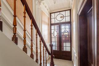 LocatieIn de mooie Draakstraat vinden we deze riante herenwoning van maar liefst 340m².Nabij de Draakplaats en Dageraadplaats in de hippe...