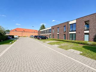 In het rustige en landelijke Sint-Amands vinden we dit gelijkvloers appartement terug gelegen in residentie Marthe Massin. Het appartement bevindt zich op een uitstekende locatie, op wandelafstand van scholen, winkels en openbaar vervoer. Bovendien bevindt de residentie zich in een doodlopende straat vlakbij de Schelde, waar je een aangename wandeling kan gaan maken. Het gebouw springt meteen in het oog door de sfeervolle, aangename gevel die de nodige rust uitstraalt.<br /><br />We betreden het appartement via de inkomhal, die toegang geeft tot de comfortabele leefruimte. Aansluitend bevindt zich de volledig uitgeruste badkamer, voorzien van een inloopdouche en dubbele lavabo. Vanuit de leefruimte heb je rechtstreeks toegang tot het terras en de tuin, ideaal om tijdens de zonnige dagen heerlijk buiten te genieten.<br /><br />De keuken is modern en uitgerust met alle toestellen. Een praktische berging bevindt zich naast de keuken.<br /><br />Verder geeft de nachthal toegang tot het gastentoilet alsook twee comfortabele slaapkamers waarvan één momenteel dienst doet als dressing.<br /><br />De tuin kan je eenvoudig bereiken via het achterpoortje. Verder is de tuin voorzien van een tuinhuis.<br /><br />Last but not least, is er een gemeenschappelijke fietsenberging aanwezig.<br /><br />Het appartement is beschikbaar vanaf 1 december.<br />De gemeenschappelijke kosten per maand bedragen €60,00.<br /><br />Ben je op zoek naar een comfortabel gelijkvloers appartement in een doodlopende straat?<br />Contacteer ons gerust via roy@julimmo.be of 0498 62 74 71.