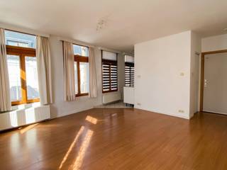 This apartment of approximately 50 m² is located on the second floor of a small-scale residence on Kaasbrug. It enjoys a central location between Antwerp’s historic city centre and the Eilandje district. Numerous cosy restaurants, cafés, shops, and a large Albert Heijn supermarket are all within close proximity, making the location even more appealing.

The living area is fully southwest-facing and, thanks in part to its corner position, benefits from pleasant natural light.

The adjoining kitchen is equipped with an electric hob and a refrigerator with freezer compartment.

At the rear of the apartment is the bedroom. It is pleasantly spacious and also features several built-in wardrobes.

The bathroom is equipped with a shower, washbasin, and toilet.

Common charges: €30 per month.
All utilities (gas, water, and electricity) are to be taken out privately by the tenant.

Immediately available.