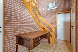 <p>Deze ruime gezinswoning combineert een aangename woonoppervlakte met een perceel van 1.060 m², vlak bij het centrum van Aalter. <br />Een woning met een stevige basis, veel ruimte en mogelijkheden om ze verder naar eigen smaak in te richten.</p><p><strong>INDELING</strong><br />Via de inkomhal met gastentoilet en vestiaire komt u in de ruime leefruimte met zithoek, eetplaats en een opkamer met vide die momenteel als bureau wordt gebruikt.<br />De keuken kijkt uit op de tuin en aansluitend is er nog een keukenberging en een wasplaats met recente inloopdouche.<br />De woning beschikt ook over een dubbele garage met stockagezolder</p><p>Op de eerste verdieping zijn er vier kamers en een ruime badkamer.</p><p>Het dak werd recent vernieuwd en voorzien van zonnepanelen. Ook de garagepoort en een deel van de ramen werden vernieuwd. <br />In de leefruimte en keuken zijn airco-installaties aanwezig die tevens als lucht-luchtwarmtepomp functioneren.</p><p>De woning beschikt over een ruim en gunstig georiënteerd perceel van 1.060 m², waardoor u volop van de tuin en de zon kunt genieten.</p><p>Kortom: ruimte om vandaag te wonen en morgen verder te creëren.</p><p><strong>!! Beschikbaar vanaf najaar 2027</strong></p><p><strong>TROEVEN OP EEN RIJ</strong><br />• Ruime gezinswoning met 4 kamers<br />• Mooi en zuid geörienteerd perceel van 1.060 m²<br />• Gunstige ligging <br />• Stevige basis met mogelijkheden </p><p>Contacteer ons voor een bezoek. <strong>Simon +32 499 99 49 17 </strong>of <strong>simon@heritagevastgoed.be</strong></p><p><strong>Praktische info:</strong><br />• EPC label C | 290 kWh/m² jaar – renovatieverplichting<br />• Stedenbouwkundige inlichtingen: Vg | WgLk | Gmo | Gvkr | Vv<br />• Overstromingsgevoeligheid: Perceelscore D, Gebouwscore C<br />• De bovenvermelde bewoonbare oppervlakte betreft de bruto oppervlakte zoals vermeld in het EPC-attest.<br /> </p>