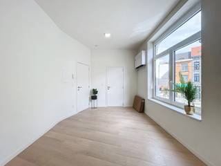 <strong>LIGGING</strong><span>:</span><br /><span>Deze prachtige <strong>studio</strong> is gelegen op de eerste verdieping van een kleinschalige residentie dewelke in zijn totaliteit werd gerenoveerd. Openbaar vervoer, scholen, diverse winkels, AZ St Lucas en Dok-Noord bevinden zich in de onmiddellijke nabijheid. Eveneens bent U slechts op een paar minuten verwijderd van de historische stadskern van Gent en is er een vlotte verbinding met R4. Met de komst van de Verapazbrug en het verleggen van de R40 komen er veranderingen in de verkeersstromen in de wijk Tolhuis-Sluizeken-Ham waardoor deze ook autoluw zal worden in de toekomst.</span><br /><br /><strong>INDELING</strong><span>:</span><br /><span>Deze werkelijk instapklare studio omvat een gezellige leef- en slaapruimte met open keuken voorzien van alle toestellen en een ingerichte badkamer met douche en toilet.<br /><br />Dit pand is voorzien van de nieuwste technieken zoals verwarming via warmtepomp (lucht/lucht), koeling, HR-beglazing, edm. wat resulteert in een zeer <strong>gunstige energiescore </strong>(EPC B-label). <br /><br />Dit pand is vrijgesteld van syndicus, bijgevolg zijn de gemeenschappelijke lasten zo goed als nihil.</span><br /><br /><span>Voor meer info en/of bezoek bel Stéphanie Eeckhout 0472 13 28 79</span>