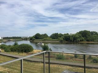 Zeer rustgevend appartement aan de Rupeldijk: met zicht op water en natuurgebied! Het ligt op wandelafstand van het openbaar vervoer. Er is parkeergelegenheid onder het gebouw. 3 maanden huurwaarborg. De gemeenschappelijke kosten bedragen 65€/maand.<br /><br />Dit appartement op de 2eV bestaat uit: GLVL: een privatieve autostaanplaats voor 1 wagen en een berging; 2eV: een inkomhall met ingemaakte kasten, een apart toilet, een woonkamer; een volledig ingerichte open keuken, een berging/wasplaats, 1 slaapkamer, een modern ingerichte badkamer en een terras. LIFT aanwezig! Het appartement is beschikbaar vanaf 01/11/2026.