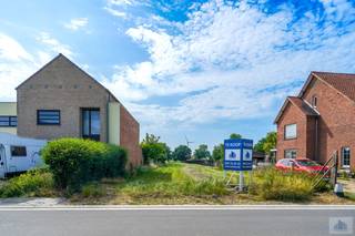In de Kapelstraat te Dilsen-Stokkem vinden we deze goed gelegen bouwgrond.<br />Het perceel heeft een oppervlakte van 615m² en is bestemd voor een 3-gevel woning.<br />Het betreft een perceel met uitzicht op de velden.<br />Het profiel van de wachtgevel van de aanpalende woning dient gevolgd te worden. Deze wachtgevel is plat afgewerkt. Er kan hierop op 2 manieren worden aangesloten: ofwel met een plat dak, ofwel met een hellend dak met een nok loodrecht op de straat en terugspringend ten opzichte van de perceelsgrens.<br />De max bouwdiepte op het gelijkvloers is 17m, op de verdieping 12m.<br />Er dient een bouwvrije strook van 3m behouden te worden aan de rechterzijde van het perceel.<br />Recentelijk werd de straat vernieuwd alsook de riolering. Betreft gescheiden riolering.<br />Bouwgrond is vrij van pacht!<br />HALF OPEN BEBOUWING<br />Wij kunnen geen garantie geven over de juistheid van de gegevens en afmetingen.