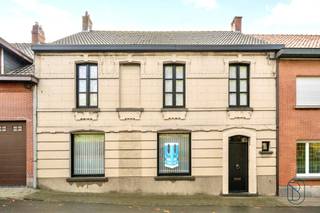 Deze woning is goedgelegen, en biedt veel potentieel voor mensen op zoek naar ruimte.Terras en tuin, dubbele carport achteraan, handige oprit en...