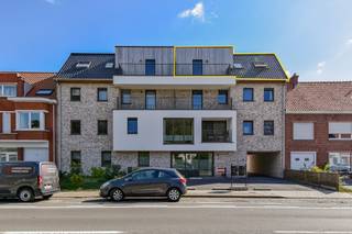 Nieuwbouwresidentie met 10 appartementen gelegen langs de Nieuwpoortsesteenweg, vlakbij het centrum van Gistel alsook bij de nodige winkels, restaurants, openbaar vervoer, … . Dit zeer energiezuinig appartement (83,73 m²) omvat een inkom met apart toilet, lichtrijke leefruimte met open ingerichte keuken, 2 private terrassen, 2 slaapkamers, badkamer met douche, bad en dubbele lavabo, een berging en een bureau. Elk appartement heeft zijn eigen staanplaats. Lift en gemeenschappelijke fietsenberging aanwezig in het gebouw! Beschikbaar vanaf 01/10/2026. Totale maandelijkse huurprijs: €870,00 per maand + €50 syndicuskosten. Vraag nu uw bezoek aan! Ref. MI25154