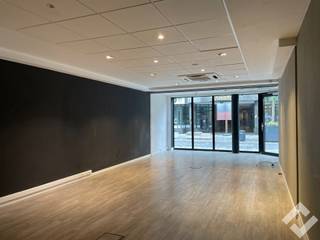 Commercieel zeer goed gelegen handelspand van 109m2 te huur in Lommel. Deze bevindt zich in de Kerkstraat in Lommel-centrum, dé winkelstraat die...