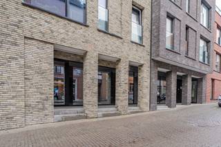 Ontdek dit strategisch gelegen casco handelspand op één van de drukste toegangswegen naar het centrum van Halle. Dankzij de uitstekende visibiliteit, voorbijgaand verkeer en ruime gevelbreedte vormt dit pand de ideale commerciële uitvalsbasis voor ondernemers met ambitie.
Het pand wordt casco aangeboden, waardoor het volledig naar eigen smaak en noden kan afgewerkt worden. Deze flexibiliteit maakt het geschikt voor tal van doeleinden.
Bent u op zoek naar een pand dat uw commerciële plannen alle ruimte geeft? Dan is dit een buitenkans.
📩 Voor meer informatie, plannen of een bezoek contacteer ons gerust.