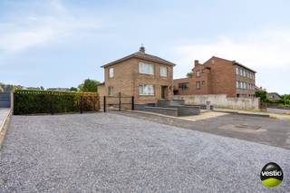 Halfopen bebouwing op riant perceel van 25a41ca – ideaal voor gezinnen of ondernemers!Bent u op zoek naar een woning met véél ruimte, zowel binnen...