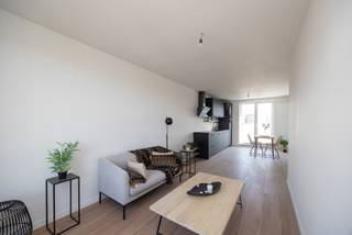 Locatie
Op zoek naar een instapklare woonst of een rendabele investering op een toplocatie? Deze volledig gerenoveerde studio is gelegen in het gegeerde Deurne-Zuid, op wandelafstand van groene parken en met een uitstekende verbinding naar het stadscentrum van Antwerpen. Een ideale combinatie van rustig wonen en leven in de stad.

Indeling
De studio beschikt over een lichtrijke woonkamer met een gezellige slaaphoek, een volledig geïnstalleerde keuken en een moderne badkamer met douche. De doordachte indeling zorgt voor een optimaal ruimtegebruik en comfortabel woongevoel.

Troeven
- Gegeerde ligging nabij parken en groen
- Centrale locatie met vlotte verbinding naar Antwerpen centrum
- Volledig gerenoveerd en instapklaar

Technische gegevens
De studio werd volledig gerenoveerd en is uitgerust met een energiezuinige condenserende ketel.