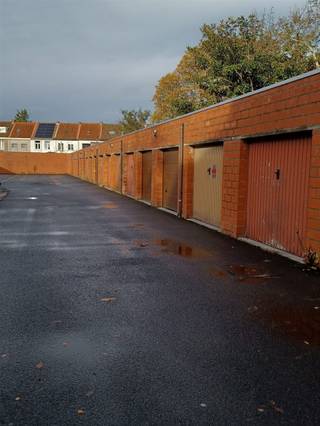 Ce garage box pratique avec portail électrique à Moorselbaan 82 est disponible à partir du 1er janvier 2026. Idéal pour garer votre véhicule en...