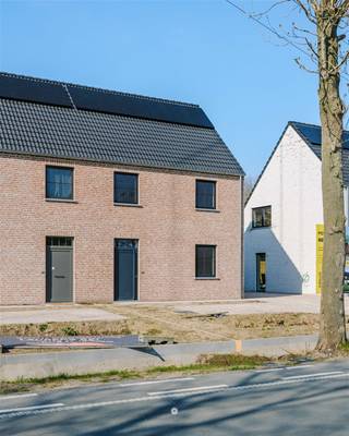 <p><span>W</span><span>AASMUNSTER </span><span>- Moderne Nieuwbouwwoning met landelijk uitzicht in Waasmunster</span></p><p><span> </span></p><p><span>Welkom in deze prachtige, nieuwbouw woning gelegen in het landelijke Waasmunster. </span></p><p><span>Dit eigentijdse pand biedt een perfecte combinatie van comfort, stijl en ruimte, ideaal voor gezinnen die op zoek zijn naar kwaliteit en mogelijkheden.</span></p><p><span> </span></p><p><span>BIJZONDERE TROEVEN IN EEN NOTENDOP</span></p><ul><li><span>Nieuwbouwwoning met hoogwaardige afwerking</span></li><li><span>Rustig en prachtig gelegen locatie in Waasmunster</span></li><li><span>Energievriendelijke woning - E-peil <30</span></li><li><span>Grote, zonnige tuin - perceel van maar liefst</span><span> 1.038 m²</span></li></ul><p><span> </span></p><p><span>WOONRUIMTE EN INDELING</span></p><p><span>De woning beschikt over een bewoonbare oppervlakte van 168 m², verdeeld over meerdere niveaus.<br />Op het gelijkvloers bevindt zich een ruime en lichtrijke open woon- en eetruimte met een moderne, volledig uitgeruste witte keuken, afgewerkt met kwalitatieve materialen. Grote raampartijen zorgen voor een overvloed aan natuurlijk licht en bieden een aangenaam zicht op de tuin.</span></p><p><span> </span></p><p><span>Verder is er een praktische berging voorzien, uitgerust met alle technieken: een lucht/water warmtepomp met vloerverwarming én koeling, 10 zonnepanelen en een ventilatiesysteem D.</span></p><p><span>Dankzij deze duurzame technieken geniet de woning van een zeer laag E-peil (E-peil <30)/</span></p><p><span> </span></p><p><span>SLAAPKAMERS EN SANITAIR</span></p><p><span>De woning beschikt over drie volwaardige slaapkamers, telkens voorzien van grote ramen die zorgen voor veel lichtinval en een mooi uitzicht op het omliggende groen.<br />De zolder biedt bijkomende mogelijkheden, zowel als bergruimte als voor verdere inrichting. <br /><br />De badkamer is modern ingericht en uitgerust met een inloopdouche, ligbad en dubbele lavabo. Zowel boven als beneden beschikt de woning over een apart toilet. </span></p><p><span> </span></p><p><span>BUITENRUIMTE </span></p><p><span>Het perceel van 1.038 m² is ruim! De tuin is bijzonder diep en geeft bovendien nog eens toegang tot een achterliggend bosperceel via een poortje.<br />Ook op het ruime en zonnige terras geniet u in alle rust van de omgeving. </span></p><p><span> </span></p><p><span>LOCATIE EN VOORDELEN</span></p><p><span>Gelegen in het groene Waasmunster combineert deze woning het beste van twee werelden: de rust en ruimte van het platteland, met een vlotte bereikbaarheid van voorzieningen en verbindingswegen.<br />De moderne architectuur, met een stijlvolle bakstenen gevel en hedendaagse dakafwerking, sluit perfect aan bij de huidige woonwensen. </span></p><p><span> </span></p><p><span>Deze woning vormt een unieke opportuniteit voor gezinnen die op zoek zijn naar ruimte, comfort en energiezuinig wonen. Bovendien hoeft u niet het hele bouwproces af te wachten maar kan u direct verhuizen!</span></p><p><span> </span></p><p><span>E-peil 30</span></p><p><span>Vraagprijs: 535.000 excl. btw -  </span><span>647.350 incl. 21% btw </span></p><p><span> </span></p><p><span>Contacteer Axel Lenaerts Waasland voor een bezoek ter plaatse - 03.256.29.55 of laura@axellenaerts.be</span></p>