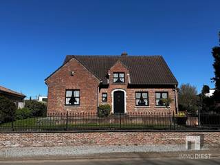 <p><span>Wonen, genieten én denken aan morgen in hartje Diest.</span></p><p><span> </span></p><p><span>In de Kloosterbergstraat verkoopt Immo Diest deze </span><span>karaktervolle woning met 4 slaapkamers</span><span> en </span><span>adembenemend mooie tuin</span><span> met </span><span>extra bouwgrond van ruim 8a met een perceelbreedte van +/- 16m.</span></p><p><span> </span></p><p><span>Uitstekende ligging nabij het centrum. </span></p><p><span>Deze combinatie kom je maar 1x tegen.</span></p><p><span> </span></p><p><span>Of je nu droomt van een ruime gezinswoning, extra uitbreidingsmogelijkheden of een vastgoedkans met potentieel: hier vind je het allemaal. </span><span> </span></p><p><span>Een buitenkans voor wie op zoek is naar charme, rust en toekomstwaarde. </span></p><p><span> </span></p><p><span>De woning (tot voor kort bewoond door de eerste eigenaar) werd begin jaren 80 gebouwd en heeft volgende indeling:</span></p><p><span>GELIJKVLOERS:</span></p><p><span>- mooie verzorgde inkomhal met trap, vide, vestiaire en toilet</span></p><p><span>- woonkamer en salon met inbouwcassette</span></p><p><span>- keuken met voornaamste toestellen</span></p><p><span>- veranda</span></p><p><span>- 2 volwaardige slaapkamers (of bureau/hobbykamer...)</span></p><p><span>- badkamer met ligbad, lavabo en 2de toilet</span></p><p><span>- grote garage met aut. kantelpoort, was- en stookplaats</span></p><p><span> </span></p><p><span>VERDIEPING:</span></p><p><span>- overloop</span></p><p><span>- 2 ruime slaapkamers met parketvloer </span></p><p><span>- zolderruimte met 3de toilet en uitbreidingsmogelijkheden (hobbyruimte, extra slaapkamer...)</span></p><p><span> </span></p><p><span>KELDER</span></p><p><span>- te benutten als koele berging</span></p><p><span> </span></p><p><span>GARAGES:</span></p><p><span>- er is zowel een inpandige garage (met aut. kantelpoort)</span></p><p><span>- en een garagebox</span></p><p><span> </span></p><p><span>TUIN:</span></p><p><span>- prachtige en zonnige tuin, heerlijk genieten in het groen</span></p><p><span>- perceel bouwgrond wordt momenteel als tuin gebruikt</span></p><p><span>- volledig omheind en voorzien van elektrische poort vooraan</span></p><p><span> </span></p><p><span>PS: geen renovatieplicht van toepassing aangezien de woning reeds EPC D heeft.</span></p><p><span> </span></p><p><span>De aangeboden eigendommen worden als 1 geheel verkocht en zijn kadastraal gekend als woning (opp.: 10a 83ca) én bouwgrond (opp.: 8a 36ca). Indien u het perceel wenst te bebouwen dient u eerst een verkavelingsvergunning te bekomen. </span><span>Het perceel is gelegen binnen het RUP Buitenwijken fase 1 (Art. 3. Zone voor open, halfopen en gesloten bebouwing/één- en meergezinswoningen). Meer info via deze link: </span><span><span>DSI - Detail - Buitenwijken fase 1</span></span><span> </span></p><p><span> </span></p><p><span>Kom deze unieke kans ontdekken. Bel Immo Diest voor een bezoek: 013 31 25 22.<br />Wij helpen u graag asap verder.</span></p><p><span> </span></p><p><span>De virtuele tour kan u reeds nu al bekijken op de website www.immodiest.be</span></p><p><span> </span></p>
