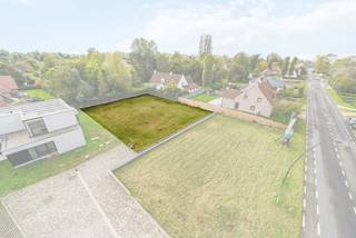 Realiseer jouw droomvilla op deze uitstekende bouwgrond (lot 2) van maar liefst 952 m², gelegen in de Strandlaan in Sint-Idesbald, een dorp dat...