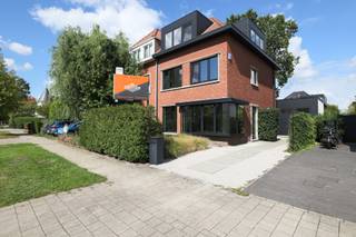 <p>Welkom in de Elsdonkwijk.<br />Een groene, residentiële buurt die al jaren tot de meest geliefde plekjes van Edegem behoort. Rustige straten, karaktervolle woningen en vooral: dat fijne gevoel van wonen net buiten de drukte.<br />En in één van deze straten, staat deze prachtige halfopen woning</p>
<p>In 2020 werd ze volledig, hoogwaardig gerenoveerd.<br />We komen binnen in een inkomhal met apart gastentoilet en vestiaire.<br />Via de stalen binnendeur ga je de leefruimte binnen.<br />Royaal, licht en gezellig met grote ramen. Het verlijmde parket en het maatwerk zetten meteen de toon.<br />Achteraan wacht de plek waar waarschijnlijk het grootste deel van het dagelijkse leven zal plaatsvinden: De leefkeuken.<br />Groot, open en gemaakt om rond dat royale eiland te leven. 's Ochtends een snelle koffie. Huiswerk terwijl er gekookt wordt. Vrienden die tijdens het aperitief allemaal rond het eiland verzamelen.<br />De keuken werd volledig op maat gemaakt, afgewerkt met marmer en uitgerust met Miele-toestellen, waaronder twee combi-ovens en een hogedrukstoomoven.<br />Voor wie graag kookt: gevaarlijk leuk.<br />Voor wie niet graag kookt: misschien begin je er hier vanzelf aan...</p>
<p>En dan is er nog een ruimte waarvan je pas beseft hoe fantastisch ze is wanneer je er woont.<br />De berging/garage.<br />Rechtstreeks verbonden met de keuken, de tuin en de oprit.<br />Fietsen binnenzetten? Boodschappen uitladen? Modderige schoenen die liever niet eerst een rondleiding door het huis krijgen?<br />Hier kan het allemaal.</p>
<p>De grote raampartijen trekken het buitenleven mee naar binnen. De polybeton loopt door richting tuin en zorgt voor een mooie verbinding tussen beide.<br />En de tuin, dat is een mooie, groene plek met veel privacy waar een lange tafel, een barbecue en een luie zondagmiddag perfect hun plaats vinden.<br /><br />We nemen de eiken trap naar boven.<br />Op de eerste verdieping bevinden zich drie slaapkamers en een prachtige badkamer.<br />Licht, rustig en mooi afgewerkt, met een ligbad, maatwerk badkamermeubel en een extra toilet.<br />De volledige tweede verdieping werd ingericht als een luxueuze master suite.<br />Een royale, bijzonder lichte slaapkamer, een dressing en een eigen ensuite badkamer vormen samen een heerlijk rustig toevluchtsoord.</p>
<p>En achter al dat moois zit minstens evenveel aandacht voor wat je niet meteen ziet.<br />De woning werd in 2020 grondig aangepakt: volledig vernieuwde dakconstructie, nieuwe binnendeuren, nieuwe trappen en doorgedreven maatwerk van Carl Helsmoortel.<br />Zelfs de berging kreeg vloerverwarming en de mogelijkheid om wasmachine en droogkast te plaatsen.</p>
<p>De woning is volledig onderkelderd.<br />Bergruimte genoeg dus voor koffers, kerstversiering, wijn en alle spullen waarvan je al drie jaar beweert dat je ze binnenkort gaat uitzoeken.<br />Dit is zo'n renovatie waarbij werd nagedacht hoe een huis echt gebruikt wordt.<br />Van de kelder tot het dak.<br />Van de keuken tot de tuin.<br />En precies daarom klopt het hier.</p>
<p><strong>Troeven</strong><br />- Residentiële ligging in de Elsdonkwijk<br />- Mooie halfopen bebouwing<br />- Volledige hoogwaardige renovatie in 2020<br />- Zeer ruime open leefkeuken met eiland<br />- Multifunctionele garage met rechtstreekse toegang tot keuken en tuin<br />- 4 kamers<br />- Volledige masterverdieping met dressing en ensuite badkamer<br />- Mooie tuin<br />- Maatwerk doorheen de woning<br />- Volledig vernieuwde dakconstructie<br />- Kelder<br />- Vernieuwde oprit en riolering<br />- Vraagprijs is richtprijs</p>