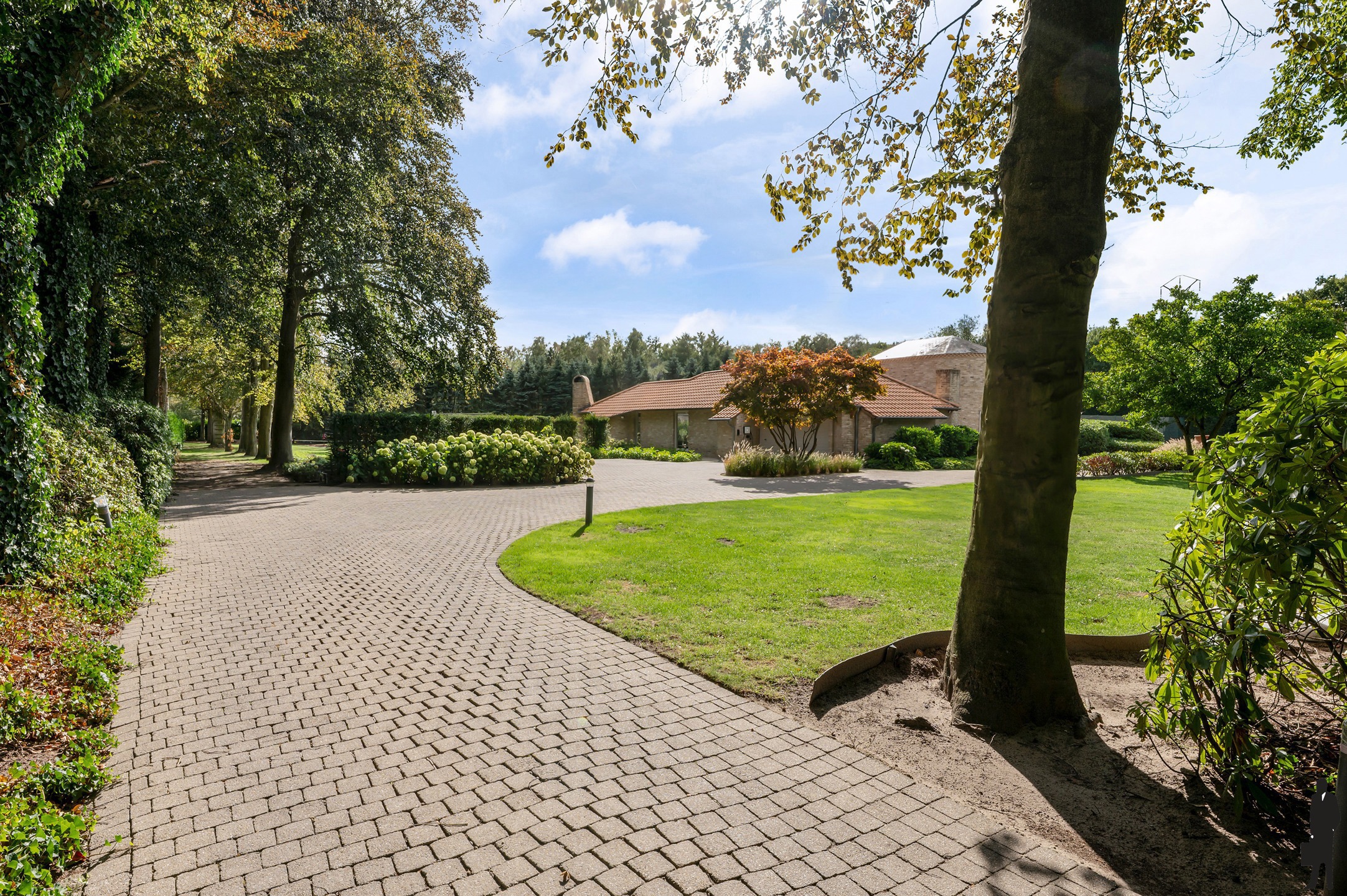 Gerenoveerde villa op circa 1,2HA centraal gelegen te OLVW. - foto 2