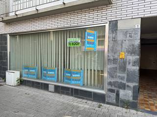 Machtig gezellig starter appartementje ... met inkomhal, bureel/kleine slaapkamer, leefruimte met open keuken, technische/wasruimte, apart toilet, badkamer met douche, CV op aardgas, bijverwarming op elektriciteit, bureeltje en grote slaapkamer en mini buitenruimte ... ernaast is <strong>er een ruime parkeerplaats inbegrepen.</strong><br />Dubbele beglazing met Alu frame.<br />Het gebouw heeft ook een lift om naar de kelder te gaan waar de CV op aardgas zich bevindt.<br /><u>Vrij :</u>  bij akte<br /><u>Bezoeken :</u> op afspraak met Expert-Immo - 056/705262, optie verkoop<br /><br /><strong><u>Wettelijke info :</u> </strong><br /><u>Waterinfo :</u> 2xA, geen natte voeten dus<br /><u>Stedenbouw :</u> Geen beschermd monument, niet op inventaris, Vergunning uitgereikt, Woongebied, Geen dagvaarding uitgebracht, Geen voorkooprecht ruimtelijke ordening aanwezig, Geen Verkavelingsvergunning, geen overstromingsgebied, niet gelegen in afgebakend oevergebied.<br /><u>Asbest :</u> in aanvraag.<br /><u>EPC :</u>  D-label, 400 kWh/m², Geen renovatieplicht.<br /><u>Syndicuskosten :</u> ongeveer 1330 euro per jaar, dus 111 euro per maand.