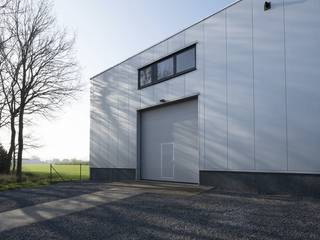 Bent u op zoek naar een strategisch gelegen magazijn of showroomruimte met uitstekende bereikbaarheid?Deze recente bedrijfsunit met een oppervlakte...