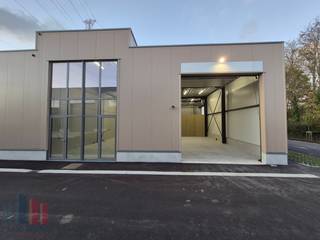 Nieuwbouw KMO-unit van 185 m² te huur in Wevelgem.<br /><br />De geïsoleerde<strong> magazijnruimte </strong>is opgebouwd uit een staalconstructie in combinatie met geïsoleerde gladde prebaf betonpanelen. De unit heeft een vrije hoogte van +/- 6 m, toegankelijk via een automatische sectionaalpoort (4 m B x 4,50 m H). Verder is de unit voorzien van o.a. een lichtstraat , polybetonvloer. Aansluitingen van nutsvoorzieningen (water, elektriciteit (40A- 3 fasig 400 V), distributie, telefonie en internet) komen binnen in de unit. <br /><br />Fenomenaal gelegen langs de bedrijvige Menenstraat (N8) die na +/- 3 km verbinding biedt naar de E403 via op- en afrit 5 Wevelgem. De N32 bereikt men na 1,5 km met een vlotte verbinding naar de A19 dankzij op- en afrit 2 Menen. Ruime parkeer- en manoeuvreerruimte op de site.<br />Beschikbaar vanaf 01/12/2026, vroeger bespreekbaar.<br /><br />Contacteer <strong>PANORAMA B2B</strong> voor bijkomende inlichtingen of een vrijblijvend plaatsbezoek<strong> 056 222 562</strong>.