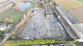 Dit terrein beschikt over een volledig gebetonneerd en zeer ruim buitenterrein van in totaal circa 6.200m², perfect voor buitenstockage. Het...