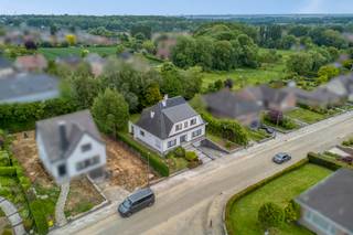 <p>Bent u op zoek naar de perfecte balans tussen rust van een groene omgeving en de bruisende nabijheid van de stad? Deze schitterende, vrijstaande villa biedt u exact dat. Gelegen in een rustige omgeving, maar toch op een boogscheut van de hoofdstad en vlakbij de belangrijke verbindingsweg Ninoofsesteenweg, geniet u hier van een uitzonderlijke en uiterst strategische toplocatie.</p>
<p>Met een indrukwekkende bewoonbare oppervlakte van maar liefst 260m² en een hoogwaardige totaalrenovatie (uitgevoerd tussen 2018 en 2020), staat deze woning garant voor luxueus en zorgeloos wooncomfort.</p>
<p>Wat deze villa werkelijk uniek maakt in de huidige vastgoedmarkt, is het uitstekende EPC-label C. Voor een vrijstaande woning van deze omvang is dit een absolute zeldzaamheid. Dankzij de doordachte renovatiewerken ligt het maandelijks energieverbruik uitzonderlijk laag. Dit biedt de toekomstige kopers niet alleen een aanzienlijke besparing, maar ook tal van financiële mogelijkheden en gemoedsrust voor de toekomst.</p>
<p>Het Gelijkvloers: Licht, Ruimte en Luxe, bij het betreden van de woning wordt u onmiddellijk verwelkomd in een prachtige en zeer ruime inkomhal. Deze hal vormt het centrale hart van de woning en biedt toegang tot een apart gastentoilet en een afzonderlijk bureau, wat deze woning perfect maakt voor wie regelmatig aan thuiswerk doet of een vrij beroep uitoefent.</p>
<p>De dubbele deuren leiden u naar de zonovergoten leefruimte, afgewerkt met een schitterende, warme parketvloer. Aansluitend vindt u de droom van elke hobbykok: een volledig uitgeruste keuken voorzien van exclusieve, hoogwaardige inbouwtoestellen en voldoende werkruimte.</p>
<p>De Eerste Verdieping: Via de indrukwekkende hal bereikt u de eerste verdieping. De nachthal geeft uit op drie bijzonder ruime slaapkamers met mooie oppervlaktes van respectievelijk 15m², 15m² en een master bedroom van maar liefst 24m². Verder bevindt zich op dit niveau een comfortabele en smaakvol ingerichte badkamer. Via een handig zolderluik in de nachthal heeft u tevens toegang tot de zolderruimte voor extra opslag.</p>
<p>Ondergronds: De Kers op de Taart, als absolute meerwaarde is deze woning volledig onderkelderd. Hier beschikt u over een enorme garage die moeiteloos plaats biedt aan meerdere wagens. Daarnaast is er een praktische, ruime wasplaats en extra kelderruimte, ideaal als voorraadkamer of stockage.</p>
<p>Deze villa combineert ruimte, luxe, een ongeziene energiezuinigheid en een toplocatie tot één perfect geheel. Een unieke buitenkans op de vastgoedmarkt in Dilbeek!</p>
<p>Ontdek deze prachtige thuis zelf en maak vandaag nog een afspraak met Nils (0497 248 251) voor een bezoek ter plaatse.<br /><br />Stedenbouwkundige inlichtingen in aanvraag.</p>