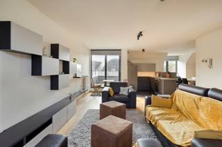 À la recherche d’un appartement spacieux, moderne et prêt à emménager, situé dans un excellent emplacement ?<br />Ce magnifique appartement de 3 chambres, situé au dernier étage d’un immeuble récent (2012), combine confort, luminosité et efficacité énergétique (PEB label B).<br /><br />Grâce à l’ascenseur, vous accédez au hall d’entrée avec toilette séparée. Vous découvrez ensuite le vaste séjour baigné de lumière naturelle grâce aux grandes baies vitrées, qui donnent accès à une agréable terrasse. Dans le prolongement se trouve la cuisine ouverte, pratique et élégamment aménagée, idéale pour des moments conviviaux.<br />Le hall de nuit mène à une buanderie pratique, trois chambres spacieuses ainsi qu’à une salle de bains équipée de tout le confort nécessaire.<br /><br />Construit en 2012, cet appartement est particulièrement économe en énergie, comme en témoigne son label PEB B. Grâce à l’utilisation de vitrages acoustiques isolants, vous bénéficiez d’un confort de vie optimal et de tranquillité, même dans un environnement animé. Situé au dernier étage et accessible par ascenseur, l’appartement offre une impression unique d’espace et d’intimité. Les pièces de vie et les chambres profitent d’une belle luminosité, tandis que la terrasse constitue un espace extérieur agréable pour se détendre.<br /><br />Un atout supplémentaire : l’appartement est vendu entièrement meublé, ce qui vous permet d’emménager immédiatement, sans souci ni frais supplémentaires. L’emplacement est également une réelle valeur ajoutée : à distance de marche, vous trouverez de nombreux commerces de proximité, des restaurants et cafés conviviaux, des écoles et les transports en commun. Vous vivez ici au centre, avec toutes les commodités à portée de main.<br /><br />Une place de parking souterraine est associée à l’appartement et doit obligatoirement être acquise au prix de 30.000 €.<br /><br />📍 Informations urbanistiques : en cours de demande.<br /><br />Êtes-vous curieux de découvrir ce spacieux appartement économe en énergie ?<br /><br />Contactez dès aujourd’hui Nils via dilbeek@weinvest.be pour plus d’informations ou pour organiser une visite.