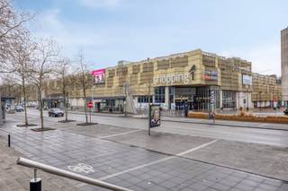 Cet espace commercial d'environ 230 m² est situé dans le célèbre centre commercial Shopping 1 Genk, actuellement ouvert sous le nom de WE...