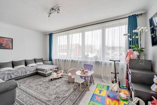 TE KOOP GERAARDSBERGEN<br />Dit volledig gerenoveerde appartement ligt op de eerste verdieping van een rustige residentie (zonder lift) in Moerbeke. Dankzij de centrale ligging heb je werkelijk alles binnen handbereik: winkels, winkels, slagers, bakkers, openbaar vervoer,…<br />Je geniet er van een inkomhal (met praktische inbouwkasten), een lichtrijke woonkamer, een volledig uitgeruste keuken en een comfortabele slaapkamer.<br />Het gezellige terras kijkt uit op groen, perfect om te ontspannen en te genieten van de rust. Extra troef: Er is een parkeerplaats direct voor het gebouw.<br />Bent u op zoek naar een uitstekende investering in vastgoed? Deze opbrengsteigendom biedt een unieke kans! Het appartement is vlot verhuurbaar, wat zorgt voor een correcte inkomstenstroom. Dit maakt het pand ideaal voor investeerders die op zoek zijn naar een zorgeloze investering met een aantrekkelijk rendement.<br /><br />Interesse om deze eigendom te bezichtigen? Neem vandaag nog contact met ons op!