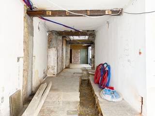 <strong>VERRASSEND RUIME CASCO-STADSWONING VAN 181</strong><strong> M</strong><strong>²</strong> bevindt zich op een gegeerde locatie, net buiten het centrum van Ronse, op <strong>WANDELAFSTAND VAN DE GROTE MARKT, DE STADSTUIN EN HET STATION</strong>. Dankzij de reeds uitgevoerde afbraakwerken en <strong>VERNIEUWDE LEIDINGEN VOOR CENTRALE VERWARMING EN ELEKTRICITEIT</strong>, kan je hier meteen aan de slag met de afwerking. Het gelijkvloers werd <strong>VOLLEDIG OPENGETROKKEN</strong> en biedt ruimte voor een <strong>MODERN EN OPEN LEEFCONCEPT</strong> met bijvoorbeeld een keuken en berging aan de achterzijde. Op de eerste verdieping is er plaats voorzien voor <strong>TWEE VOLWAARDIGE SLAAPKAMERS</strong> en een ruime badkamer. De <strong>VASTE TRAP</strong> naar de zolder opent <strong>MOGELIJKHEDEN VOOR EEN MASTERBEDROOM MET EN-SUITE BADKAMER OF TWEE EXTRA (SLAAP)KAMERS</strong>. De <strong>AFGESLOTEN STADSTUIN</strong> biedt alle privacy om van het buitenleven te genieten. Met zijn <strong>ROYALE OPPERVLAKTE</strong> en <strong>DOORDACHTE INDELING</strong> is dit pand perfect voor wie op zoek is naar een <strong>RUIME GEZINSWONING</strong> of een <strong>INVESTERING</strong> met meerwaarde.<br /><br />De woning is volledig gestript, wat de <strong>IDEALE BASIS</strong> vormt voor een totaalrenovatie op maat van jouw woonwensen.<br /><br />Adres: Elzelestraat 130 te Ronse<br /><br />Renovatieplicht van toepassing; P-score: D, G-score: D