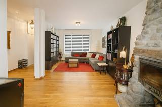 Te koop staat een uiterst unieke eigendom, gelegen aan de Antwerpsesteenweg 171+173 te Burcht (Zwijndrecht), die dankzij haar veelzijdigheid en omvang een uitzonderlijke opportuniteit vormt voor wie op zoek is naar een combinatie van comfortabel wonen, rendement en praktische bruikbaarheid. Deze eigendom, die zich uitstrekt over een totale oppervlakte van maar liefst 508 m², omvat een karaktervolle rijwoning met tuin en garage, een volledig gerenoveerd duplexappartement dat momenteel verhuurd is als opbrengsteigendom, én een recent vernieuwd magazijn.<br /><br />Wanneer u de woning betreedt langs de inkomhal, ervaart u onmiddellijk de warme en uitnodigende sfeer van de leefruimte. De indeling zorgt voor een aangenaam gevoel van openheid, terwijl de lichtinval het geheel een bijzonder huiselijk karakter verleent. Achteraan bevindt zich de keuken met eetplaats, die uitgerust is met onder meer een elektrische kookplaat en een vaatwasser. Vanuit deze ruimte heeft u rechtstreeks zicht op de zijtuin en geniet u van een harmonieus contact met het groene buitengedeelte. De keuken vormt bovendien de schakel naar de tuin en biedt via de zijtuin directe toegang tot een bijkomende opbergruimte, het ruime magazijn en de achterliggende tuin, zodat wonen en praktische benutting hier hand in hand gaan.<br /><br />De gelijkvloerse badkamer bevindt zich eveneens achteraan en is voorzien van een ligbad, een aparte douchecabine, een dubbele lavabo, een toilet en aansluitingen voor uw wasmachine, zodat u hier over alle hedendaags comfort beschikt. Via de trap in de leefruimte bereikt u de tussenverdieping, waar een ruime slaapkamer met ingebouwde kasten werd ingericht. Op dit niveau bevindt zich bovendien een extra badkamer, uitgerust met een douche, toilet en lavabo, wat het comfort en de functionaliteit van deze woning nog verder versterkt.<br /><br />Op de eerste verdieping ontdekt u een tweede, volwaardige en ruime slaapkamer die dankzij de lichtinval een bijzonder aangenaam karakter heeft. Naast deze kamer bevindt zich nog een extra ruimte die u naar eigen wens kan inrichten als dressing, bureau, bijkomende opbergruimte of zelfs als extra slaapkamer. Vanuit deze kamer vertrekt een draaitrap die u leidt naar de zolderverdieping. Hier bevindt zich een prachtige, uitgestrekte ruimte die perfect dienstdoet als derde, en zelfs vierde, volwaardige slaapkamer. De indeling van de woning biedt u dus een uitzonderlijke flexibiliteit die zich moeiteloos aanpast aan de noden van een groeiend gezin of aan wie belang hecht aan multifunctionele ruimtes.<br /><br />Achteraan het perceel bevindt zich het magazijn van 90 m². Dit gebouw werd slechts enkele maanden geleden volledig gerenoveerd en voorzien van dakisolatie, wat bijdraagt aan een optimaal gebruikscomfort. Het magazijn beschikt over een aparte elektriciteitsmeterkast met drijfkracht (380 V), wat de mogelijkheden voor diverse activiteiten aanzienlijk vergroot. Dankzij de dubbele raamdeur aan de achterzijde hebt u bovendien directe toegang tot de tuin, waardoor het geheel een bijzonder open en praktische indeling kent. Het magazijn is toegankelijk via de garage en de zijtuin van de woning, wat het gebruik ervan bijzonder handig maakt, of het nu gaat om opslag, hobby’s of professionele activiteiten.<br /><br />Naast de woning en het magazijn beschikt de eigendom over een volledig afzonderlijk toegankelijk duplexappartement, gelegen op huisnummer 173. Deze wooneenheid heeft een private inkom, wat niet alleen zorgt voor discretie en privacy maar ook de verhuurmogelijkheden optimaliseert. Momenteel wordt dit appartement verhuurd aan 680 euro per maand, waardoor u meteen kan rekenen op een stabiel rendement. Het appartement zelf werd volledig gerenoveerd in 2015 en bevindt zich in uitstekende staat. Op de eerste verdieping vindt u een lichtrijke leefruimte, een keuken en een badkamer die uitgerust is met douche, toilet en lavabo. Vanuit de keuken bereikt u bovendien een aangenaam terras aan de achterzijde, waar u in alle rust kan genieten van de buitenlucht. Op de tweede verdieping bevindt zich een ruime slaapkamer die dankzij de oppervlakte bijzonder comfortabel aanvoelt. Een valluik geeft er bovendien toegang tot een bijkomende bergzolder, wat het geheel extra praktisch maakt.<br /><br />Een bijkomend groot voordeel van deze eigendom is de uitstekende bereikbaarheid. Op slechts 500 meter van de woning bevindt zich de oprit naar de E17 en E34, waardoor u in een mum van tijd in Antwerpen, Gent of richting de kust bent. Deze ligging maakt niet alleen uw dagelijkse woon-werkverkeer bijzonder vlot, maar versterkt ook de waarde en de aantrekkelijkheid van het pand.<br /><br />Deze eigendom is met andere woorden geen standaardwoning, maar een uitzonderlijk veelzijdig geheel waar wonen, verhuren en werken samenkomen. Dankzij de aanwezigheid van de woning met tuin en garage, het volledig vernieuwde magazijn en het instapklare duplexappartement met lopende verhuur, geniet u hier niet alleen van een prachtige woonomgeving maar ook van een waardevaste investering die u op verschillende manieren kan benutten.<br /><br />De stedenbouwkundige inlichtingen zijn in aanvraag.<br /><br />INFORMATIEPLICHT:<br /><br />HET DUPLEXAPPARTEMENT:<br /><br />Niet geïndexeerd K.I.:€ 401<br />Kadastrale benaming: 11011 BEVEREN-KRUIBEKE-ZWIJNDRECHT 14 AFD/BURCHT/A<br />Kadastrale Nummers: 0679TP0000<br /><br />EPC Certificaat Nr.: 20250821-0003668155-RES-1<br />EPC Index: 394 kWh/(m² jaar)<br />Energielabel:D<br />Renovatieplicht: nee<br />EPC Geldig tot: 21/08/2035<br />Asbestattest: (Niet Conform)<br />OVAM – Bodemattest: (Conform)<br />Stedenbouwkundig attest:In aanvraag<br />Overstromingsgevoelig: Geen overstromingsgevoelig gebied<br />Overstromingsgebied:Geen afgebakende zones<br />Overstromingskans perceel (P-score): A<br />Overstromingskans gebouw (G-score): A<br />Erfgoed:Geen beschermd erfgoed<br /><br />HET MAGAZIJN:<br /><br />Niet geïndexeerd K.I.:€ 617<br />Kadastrale benaming: 11011 BEVEREN-KRUIBEKE-ZWIJNDRECHT 14 AFD/BURCHT/A<br />Kadastrale Nummers: 0679G2P0000 <br /><br />EPC Certificaat Nr.: 20250821-0003668396-KNR-1<br />Energielabel:F<br />Renovatieplicht: ja<br />EPC Geldig tot: 21/08/2035<br />Asbestattest: (Niet Conform)<br />OVAM – Bodemattest: (Conform)<br />Stedenbouwkundig attest:In aanvraag<br />Overstromingsgevoelig: Geen overstromingsgevoelig gebied<br />Overstromingsgebied:Geen afgebakende zones<br />Overstromingskans perceel (P-score): A<br />Overstromingskans gebouw (G-score): A<br />Erfgoed:Geen beschermd erfgoed