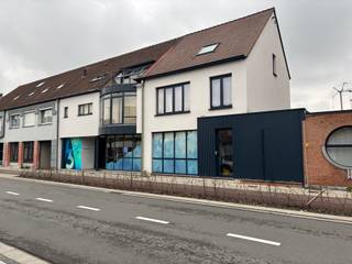 Prachtig gerenoveerd triplex-appartement met 2 slaapkamers en terras.Bij het centrum van Arendonk bevindt zich dit mooi gerenoveerde appartement dat...