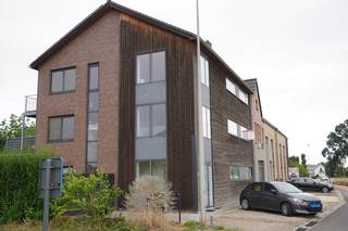 Dit aangenaam appartement is gelegen op de eerste verdieping van een kleinschalig gebouw, op de Paalsesteenweg 46 bus 2 te Beringen. Het appartement beschikt over 3 slaapkamers, een terras en een afgesloten garage. Er is geen lift aanwezig.<br /><br />De ligging is bijzonder praktisch: het appartement bevindt zich op korte afstand van de oprit van de E313, waardoor omliggende gemeenten en steden vlot bereikbaar zijn. In de nabije omgeving vindt u eveneens scholen, winkels, openbaar vervoer, horeca en diverse dagelijkse voorzieningen.<br /><br /><strong>Indeling:</strong><br /><br />Via de inkomhal komt u in de ruime en lichtrijke living. Aansluitend bevindt zich de keuken, uitgerust met een oven, keramische kookplaat, vaatwasser, koelkast, dampkap en spoelbak.<br /><br />Verder beschikt het appartement over 3 slaapkamers, een badkamer met douche en badkamermeubel en een apart toilet. Vanuit het appartement is er toegang tot het terras, ideaal om even buiten te genieten.<br /><br />Daarnaast beschikt het appartement over een afgesloten garage, wat zorgt voor extra comfort en parkeergelegenheid.<br /><br /><strong>Kosten:</strong> er zijn geen gemeenschappelijke kosten. Er wordt enkel een maandelijks voorschot van € 35 voor het water aangerekend.<br /><br />Een praktisch en ruim appartement met 3 slaapkamers, terras en garage, gelegen op een vlot bereikbare locatie in Beringen.