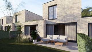 Project Kerkhofstraat is een uniek woonproject bestaande uit zeven energiezuinige BEN-woningen, uitgevoerd in een strakke, tijdloze architectuur en afgewerkt met oog voor kwaliteit, comfort en duurzaamheid.<br /><br />Hier woont u in stijl, met alle hedendaagse luxe én met het oog op de toekomst.<br /><br /><strong>Wonen in Maasmechelen</strong><br />Project Kerkhofstraat ligt op een rustige locatie in het charmante Eisden-Dorp (Maasmechelen), op een boogscheut van het centrum, scholen en lokale handelszaken. Dankzij de strategische ligging geniet u van rust én bereikbaarheid.<br /><br />Maasmechelen biedt een rustige, groene omgeving en met een goede verbinding zowel binnen België als naar Nederland.<br />Met het Nationaal Park "Hoge Kempen" gelegen in de directe omgeving kan u een rustige wandeling maken in één van de mooiste parken van België.<br /><br />Daarnaast kan u met Maasmechelen Village en het M2-shopping center de drukte opzoeken om op een zonnige dag te gaan winkelen en een terrasje te doen.<br /><br /><strong>Beschrijving project</strong><br />Het ontwerp van deze woningen kwam tot stand in samenwerking met architect F. Schellens en focust op licht, ruimte en ecologie. De gevels worden opgetrokken in lichte, genuanceerde baksteen met aluminium buitenschrijnwerk in zwarte RAL-kleur. Grote raampartijen, groendaken en private tuinen zorgen voor een harmonieus geheel waarin binnen en buiten naadloos in elkaar overvloeien. <br /><br />Iedere woning zal casco opgeleverd worden en waarbij er gekozen kan worden om via de bouwheer de verdere afwerking uit te voeren.<br /><br /><strong>Woning 2: </strong><br />Type bebouwing: gesloten<br />Oppervlakte perceel: 201,50m2<br />Oppervlakte woning (bruto): 134,60m2<br />Oppervlakte tuin (incl. terras en berging): 93,23m2<br />Prijs (casco): €269.000,00 (excl. kosten) + €49.740,00 (RR en BTW) = €318.740,00<br /><br /><strong>Troeven:</strong><br />+ Casco (eigen afwerking) of afwerking via bouwheer<br />+ Bijna-energie-neutrale (BEN) woningen<br />+ Iedere woning heeft een overdekte carport<br />+ Aparte tuinberging/fietsenstalling<br /><br />Wenst u meer informatie (plannen, lastenboek, ...) of een verkennend gesprek in te plannen?<br />Bel ons gerust op het nummer 089/ 391 555 of mail naar info@frerevastgoed.be