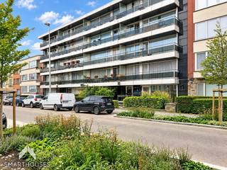 <p>Mooi gelegen gelijkvloers appartement bestaande uit een ruime leefruimte met eet-en zithoek, uitgeruste open keuken, hal met afzonderlijk toilet, was/bergplaats, 2 ruime slaapkamers, badkamer (inloopdouche en lavabo) en een groot terras van +-30m² met directe toegang tot de garage (die mogelijk bij te kopen is voor 30.000€).</p>
<p></p>
<p>Extra troeven:</p>
<ul>
<li>Energiezuinig</li>
<li>Palletkachel</li>
<li>Bewoonbare oppervlakte van 110m²</li>
<li>Private kelderberging</li>
<li>Op wandelafstand van scholen, winkels, cultureel centrum en het openbaar vervoer</li>
<li>Vlotte verbinding naar belangrijke in-en uitvalswegen en het atomium</li>
<li>Mogelijkheid garage bij te kopen (30.000€)</li>
<li>Instapklaar</li>
</ul>
<p></p>
<p>Dit appartement is te koop ZONDER makelaar via het concept van Smart Houses! Wenst u verdere inlichtingen of bezoek? Contacteer rechtstreeks de eigenaar via +32496414880</p>