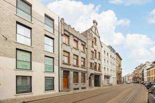 <p>Al sinds 1930 was de snoepjesfabriek Roodthooft, met de iconische "arabierekes" als uithangsbord, ondergebracht in de fabriekspanden aan de Lange Leemstraat. De oorspronkelijke boterfabriek werd gebouwd in 1905 en bestaat uit enkele gebouwen uit rode baksteen op het binnengebied en een sierlijk kantoor- en woongebouw aan de straatzijde. Deze gebouwen vormen de kern van de herbestemming van de hele site.</p>
<p>De hele site wordt een mix van kantoor- en woongelegenheden in combinatie met groen en open ruimtes. In totaal kent Confiserie Roodthooft 50 tal woonunits, gaande van eengezinswoningen met privé tuin, kleine appartementen tot grote luxueuze lofts met mooie terrassen. De bestaande site wordt uiteraard gekenmerkt door de vroege industriële sfeer van de oude panden. De nieuwbouw elementen die rond het binnenplein ingepland worden ondersteunen en versterken deze sfeer.</p>
<p>Het betreft een exceptioneel project waar oud en nieuw wordt gecombineerd.</p>
<p><strong><span></span><br /><br /></strong><br /><br /><br /><br /></p>