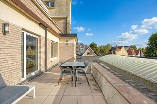 Gelegen in de Lalouxlaan, een zijstraat van de Koninklijke Baan te Koksijde, vinden we dit instapklare appartement van maar liefst 115 m² te koop. Het appartement beschikt over 2 slaapkamers en een zeer ruime en lichtrijke leefruimte met direct toegang tot het zongerichte terras van 18m². Het appartement is gelegen op wandelafstand van het strand, winkels, restaurants, en het openbaar vervoer!<br /><br />Op zoek naar interessante immo te Koksijde? Lees dan zeker verder!<br /><br />INDELING<br />> Eerste verdieping:<br />- Inkomhal met afzonderlijk toilet; <br />- Lichtrijke leefruimte met toegang tot het zuidgerichte terras;<br />- Keuken;<br />- Berging;<br />- Badkamer met bad, wasmeubel en toilet;<br />- Slaapkamer (1);<br />- Slaapkamer (2);<br /><br />Algemeen:<br />- Ramen vernieuwd in 2023<br />- Nieuwe condenserende verwarmingsketel sinds 2023<br />- EPC label C (207 kWh/m²) = geen renovatieverplichting<br />- Centrale ligging nabij het strand, winkels en openbaar vervoer<br /><br />Bent u op zoek naar een woonappartement aan zee of een tweede verblijf? Aarzel dan niet om contact op te nemen met de dossierverantwoordelijke Yari Devos via 0491 27 21 85 of yari.devos@dewaele.com.<br /><br />Bestuursmaatregelen in het maatregelenregister: in aanvraag