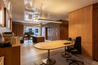 - Ideale ligging in het centrum van Moorslede: Kerkstraat 2B<br />- 80 m² gelijkvloerse kantoor-/winkelruimte<br />- Ontvangstruimte<br />- Veel ingemaakte kasten<br />- Sanitaire voorzieningen <br />- EPC label B<br />- Asbestvrij<br />- Conforme elektriciteit<br />- Richtprijs: € 199.000