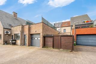 Deze verzorgde woning geniet van een uitstekende ligging nabij het station van Sint-Niklaas, diverse supermarkten en het stadscentrum. Ook de populaire fietsroute richting Nederland bevindt zich vlakbij. De woning beschikt over 3 slaapkamers, een inpandige garage achteraan en een ruim dakterras waar u in alle rust kunt genieten. Dankzij de goede staat van onderhoud en het EPC-label C is deze woning volledig instapklaar. Een ideale opportuniteit voor wie comfortabel wil wonen op een centrale en vlot bereikbare locatie.