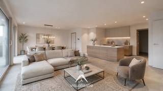 <p>In de eigentijdse en kleinschalige Residentie Carpe Diem wordt dit<span> </span><strong>ruime gelijkvloerse appartement van 152 m²</strong><span> </span>aangeboden. Het appartement combineert comfort, functionaliteit en kwaliteit met een doordachte indeling die afgestemd is op hedendaags wonen.</p>
<p>Via de inkomhal met vestiaire- en gastentoilet bereikt u de lichtrijke en ruime leefruimte, die naadloos aansluit op het terras. De voorziene keukenruimte sluit logisch aan op de leefruimte en beschikt over een aansluitende berging, ideaal voor het inrichten van een bijkeuken.</p>
<p>Aan de rustige achterzijde bevinden zich 3 volwaardige slaapkamers en een badkamer met ligbad, inloopdouche en dubbele lavabo.<br />De afwerking is kwalitatief en tijdloos, en biedt<span> </span><strong>ruimte voor een persoonlijke invulling qua inrichting en afwerking.</strong></p>
<h4>Indeling en troeven:</h4>
<p>✅<span> </span>152 m² bewoonbare oppervlakte op het gelijkvloers<br />✅<span> </span><strong>Lichtrijke leefruimte met directe toegang tot het terras</strong><br />✅ Keukenruimte met<span> </span><strong>aparte keukenberging of mogelijkheid tot bijkeuken</strong><br />✅<span> </span><strong>3 volwaardige slaapkamers</strong><br />✅<strong><span> </span>Badkamer met ligbad, inloopdouche en dubbele lavabo</strong><br />✅ 2 aparte toiletten (gastentoilet en nachthal)<br />✅ Praktische,<span> </span><strong>aparte wasplaats/technische berging</strong><br />✅ <strong>Ruim privéterras</strong><br />✅<strong><span> </span>Kelderberging van inbegrepen</strong></p>
<h4>Comfort en energie:</h4>
<p>✅ Energiezuinige constructie met ventilatiesysteem<br />✅ Centrale verwarming op gas<br />✅ Dubbele beglazing en goede isolatie<br />✅ Mogelijkheid tot aankoop van een garage of autostaanplaats</p>
<p>Dit appartement biedt u een<span> </span><strong>kwalitatieve woonoplossing met ruimte voor eigen keuzes</strong>, in een rustige, doch vlot bereikbare omgeving.</p>
<p>Interesse of graag een bezoek ter plaatse? Neem gerust contact met ons op.</p>
<p><em>Prijs excl. btw en kosten. Meer informatie verkrijgbaar via ons kantoor.</em></p>
<p><em>Sommige beelden werden aangeduid als visualisatie en zijn AI-gerenderde afbeeldingen die louter dienen ter illustratie van een mogelijke inrichting.</em></p>