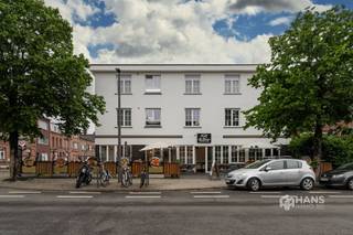 <p><span>Opbrengsteigendom (322 m²) bestaande uit handelsgelijkvloers en 2 appartementen in Wilrijk</span></p><p><span>Deze recente opbrengsteigendom uit 2023 verkeert in uitstekende staat en voldoet volledig aan de hedendaagse normen. Dankzij de energiezuinige afwerking en moderne technieken zijn er hier de komende jaren geen grote werken te verwachten. Het dak is geïsoleerd en uitgerust met zonnepanelen, de elektriciteit is conform en de PVC-ramen beschikken over dubbele hoogrendementsbeglazing.</span></p><p><span>Het gebouw omvat een handelsgelijkvloers van circa 100 m² en twee ruime appartementen van elk ongeveer 130 m². Beide appartementen beschikken over drie volwaardige slaapkamers en een terras. Ook werden er zonnepanelen voorzien. De garage is 52 m² groot.</span></p><p><span>Momenteel is het maandelijks verhuurd aan € 5.500 (GLV: €2.500/ma, V1: € 1.500/ma & V2: € 1.500) wat neerkomt op een rendement van 5% op jaarbasis.</span></p><p><span>Ben je op zoek naar een recente opbrengsteigendom met sterke verhuurmogelijkheden en een zorgeloze afwerking? Mis deze kans niet! Bruikbare vloeropp. 322 m² – ref.: bruto vloeropp. EPC-certificaat. Voor meer info of een gratis schatting surf naar </span><span><span>www.hansimmo.be</span></span></p><p><span> </span></p>