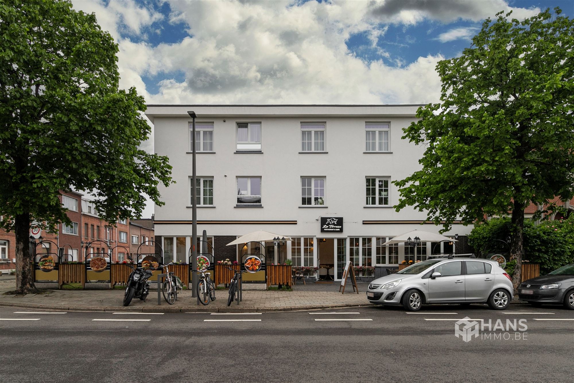 Opbrengsteigendom (322 m²) bestaande uit handelsgelijkvloers en 2 appartementen in Wilrijk - foto 1