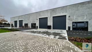 Loods te huur in Industriepark Beernem. - Oppervlakte: (20m x 10m) De loods is voorzien van een sectionaal automatische poort (hoogte 4,20m) en inkomdeur met groot raam. Het bedrijfspand kan dienst doen als magazijn voor opslag, uitbating van industriële of ambachtelijke activiteiten, alsook dienstverlenende activiteiten. Het bedrijfsgebouw voldoet aan de huidige EPB-voorschriften. De vloer is bekleed met polybeton. De automatisch bedienbare lichtstraatkoepel is 3m breed en heeft brandklasse type C. Voor de loods zijn er meerdere parkeerplaatsen voorzien. De parkings worden afgescheiden door groenaanleg.<br />Vlotte bereikbaarheid op minder dan 5 minuten van op- en afrit autosnelweg. De huurprijs bedraagt 850 EUR/maand exclusief BTW en is te vermeerderen met de maandelijkse onderhoudskosten voor de buitenaanleg: 39,20 EUR/maand (incl. BTW).<br /><strong>De totale maandelijkse huurprijs bedraagt 1067,70 EUR inclusief BTW en inclusief maandelijkse onderhoudskosten. </strong><br /><br />Troeven:<br />- Recente KMO-units waarbij alle schildelen voldoen aan de huidige EPB-norm,<br />- Goede ligging in het begin van het Industriepark met maximale zichtbaarheid vanaf de hoofdbaan Sint-Jorisstraat, <br />- Meerdere parkeerplaatsen.<br /><br />Ligging:<br />- gelegen op de hoek industriepark : goede bereikbaarheid, <br />- slechts 2,5 km van op- en afrit autosnelweg,<br />- vlotte verbinding met invalswegen centrum Beernem, Knesselare en Aalter.<br />- beschikbaar vanaf 15 maart 2026.<br /><br />Voor meer informatie of een bezoek kan u contact opnemen met 050 550 750 of info@perspectiefvastgoed.be