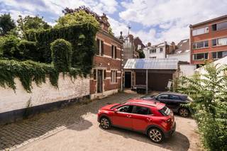 <p><span>HOTEL DE MAITRE D’EXCEPTION mixte (bureau et logements) situé à deux pas de l’avenue Louise et de la place du Châtelain :</span></p><p><span> </span></p><p><span>Ce bien exclusif (terrain de +/- 7a20) est équipé d'une cour, d'emplacements de parking et d'anciennes écuries et offre de nombreuses possibilités (plus de 850 m2).</span></p><p><span> </span></p><p><span>Doté d’une remarquable façade signée par un architecte de renom, l’hôtel (+/- 1901) dont le caractère d'origine a été préservé se compose comme suit :</span></p><p><span>Rdc :</span><span> Hall d'entrée, cage d'escalier en chêne avec vitraux, salle de réunion +/- 55 m2 (colonnes et cheminée en marbre, lambris en marqueterie, moulures, parquet), bureau +/- 39m2, local conciergerie +/- 8m2, cuisine +/- 9m2</span></p><p><span>Entresol :</span><span> Espace sanitaires</span></p><p><span>1°étage :</span><span> Vaste palier, bureaux de direction +/- 28 m2 & 26 m2 (moulures, parquet, ...) avec balcons, bureau +/-13 m2, salle de réunion et bureau +/- 70 m2</span></p><p><span>2° étage : </span><span>Beau plateau destiné au logement (à aménager) </span></p><p><span>Mansarde :</span><span> Belle surface de +/- 130 m2</span></p><p><span>Sous-sol :</span><span> Bel espace +/- 54 m2 avec cour anglaise et escalier extérieur, local chaufferie, caves, locaux compteurs</span></p><p><span>Valorisation possible (bureau ou logement) d'une partie du sous-sol et du comble moyennant l'obtention d'un permis d'urbanisme</span></p><p><span>Chaudière à condensation au gaz - Alarme - Volets - Toiture isolée - Contrôle de l'installation électrique en cours - ... .</span></p><p><span> </span></p><p><span>Les abords comptent 8 emplacements de parking.</span></p><p><span> </span></p><p><span>Les anciennes écuries, </span><span>bâtiments réunis en U autour d'un préau,</span><span> se composent d'une charmante maison 3 chambres (PEB G - 117 m2) et d'une zone archive (+/- 77 m2) - entrepôt (+/- 34m2).</span></p><p><span> </span></p><p><span>À découvrir !</span></p><p><span> </span></p><p><span>Informations non contractuelles</span></p><p><span>Offre valable sous réserve d'acceptation des vendeurs</span></p><p><span> </span></p><p><span> </span></p>