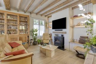 Op een grondoppervlakte van 305m² vinden we deze gerenoveerde woning met drie slaapkamers te koop. Het huis is rustig gelegen langs de fietsstraat Pylyserlaan recht tegenover de Hoge Blekker duinen. Het huis werd gerenoveerd met behoud van de authentieke elementen en met focus op energiezuinigheid!Op zoek naar interessante immo te koop in Koksijde? Lees dan zeker verder!INDELING > Gelijkvloers:- Leefruimte ingedeeld in eet- en zithoek - Mezzanine- Keukenruimte- Toegang tot de kelder (8,5m²)> Eerste verdieping:- 3 slaapkamers- Badkamer met ligbad met douche, wasmeubel en toilet> Buiten beschikt men in de zuidgerichte tuin over een bijgebouw met bergruimte en apart toilet, een (overdekt) zonneterras en garage/tuinhuis met automatische kantelpoort (26,4m²).TROEVEN+ Rustige ligging langs een fietsstraat pal tegenover de duinen (Hoge Blekker)+ Gelegen nabij het centrum van Koksijde-Dorp met tal van winkels+ De woning werd volledig energetisch gerenoveerd (incl. zonnepanelen) wat resulteert in een EPC label A!+ Conforme elektrische installatie+ Laag KI: € 537Interesse in deze energiezuinige charmante woning te koop in Koksijde? Neem dan zeker contact op met de dossierverantwoordelijke Sarah via 0470 10 52 78 of sarah.velle@dewaele.com.