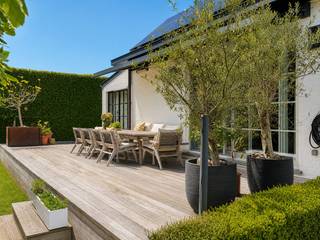 In een rustige en residentiële villawijk te Knokke, op fiets- en wandelafstand van het centrum, bevindt zich deze alleenstaande, instapklare woning die enkele jaren geleden met veel smaak en charme werd gerenoveerd. Deze woning is ideaal voor wie op zoek is naar een instapklaar en gemakkelijk te onderhouden huis op een rustige maar uiterst centrale ligging in Knokke.<br /><br />Indeling: inkomhal met vestiaire en gastentoilet. De gezellige leefruimte is ingedeeld in een eet- en zithoek en sluit aan op de open, volledig ingerichte keuken. De woonkamer en de keuken geven directe toegang tot de mooie zonneterrassen rondom de zonnekant van het huis. De woning beschikt over twee volwaardige slaapkamers, elk met hun eigen badkamer. De master bedroom is uitgerust met een dressing en een stijlvolle badkamer met inloopdouche, dubbele lavabo en toilet. De tweede slaapkamer beschikt over een badkamer met ligbad. Er is voldoende bergruimte voorzien. <br /><br />Buiten geniet u van een onderhoudsvriendelijke tuin met uitstekende privacy en meerdere zonovergoten terrassen rondom de woning. Op het terrein is er voldoende parkeergelegenheid voor meerdere wagens.<br /><br />Extra troeven zijn het energielabel C, een conforme elektrische installatie, asbestveilig attest en de aanwezigheid van zonnepanelen.<br /><br />📞 Bezoeken uitsluitend op afspraak<br />Contacteer Willem Cauwels via 0477/60.12.16