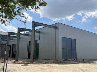 256m² SME unit. “RE|CORE” business park, on the former Recorsite. Here, SME units with areas ranging from 256 m² to 433 m² are offered. These units are ideally located next to both the Great Ring of Hasselt and the E313.Possibility to provide office space (ground floor or height). The units are delivered to CASCO. Any further finishing/furnishing can be discussed with the client. 2 private car parks are included. (see ground and façade plan, implantation plan, specifications, price list, attached brochure).These SME units are suitable for storage, workshops, showrooms, production areas,... whether or not combined with office spaces. Expected delivery in Q1 2025. Unit 1, the front building, which overlooks the Hasselt Ring, offers 724 m² of office space on top of 622 m² of warehouse space.The units have a clear height of at least 6 m and are equipped with a sectional gate (min 4 m x 4.20 m), skylight with a smoke shutter, polyconcrete floor (with a load capacity of 1,000 kg/m²), fire detection and heat pump. private parking is included. There is also the possibility to install solar panels and connect them to the heat network. The business units will comply with the applicable EPB regulations for industrial buildings.Retail price: 331,500, -EURHeating network connection cost: 4,352, -EURRelevant documents are also available on our website www.dewaele.comInfo: catherine.colson@dewaele.com | 0473/85.10.04